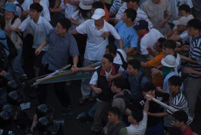 장대와 각목으로 기동대원들을 공격하는 시위대 깃발을 꽂은 장대는 곧잘 공격용으로 쓰인다.